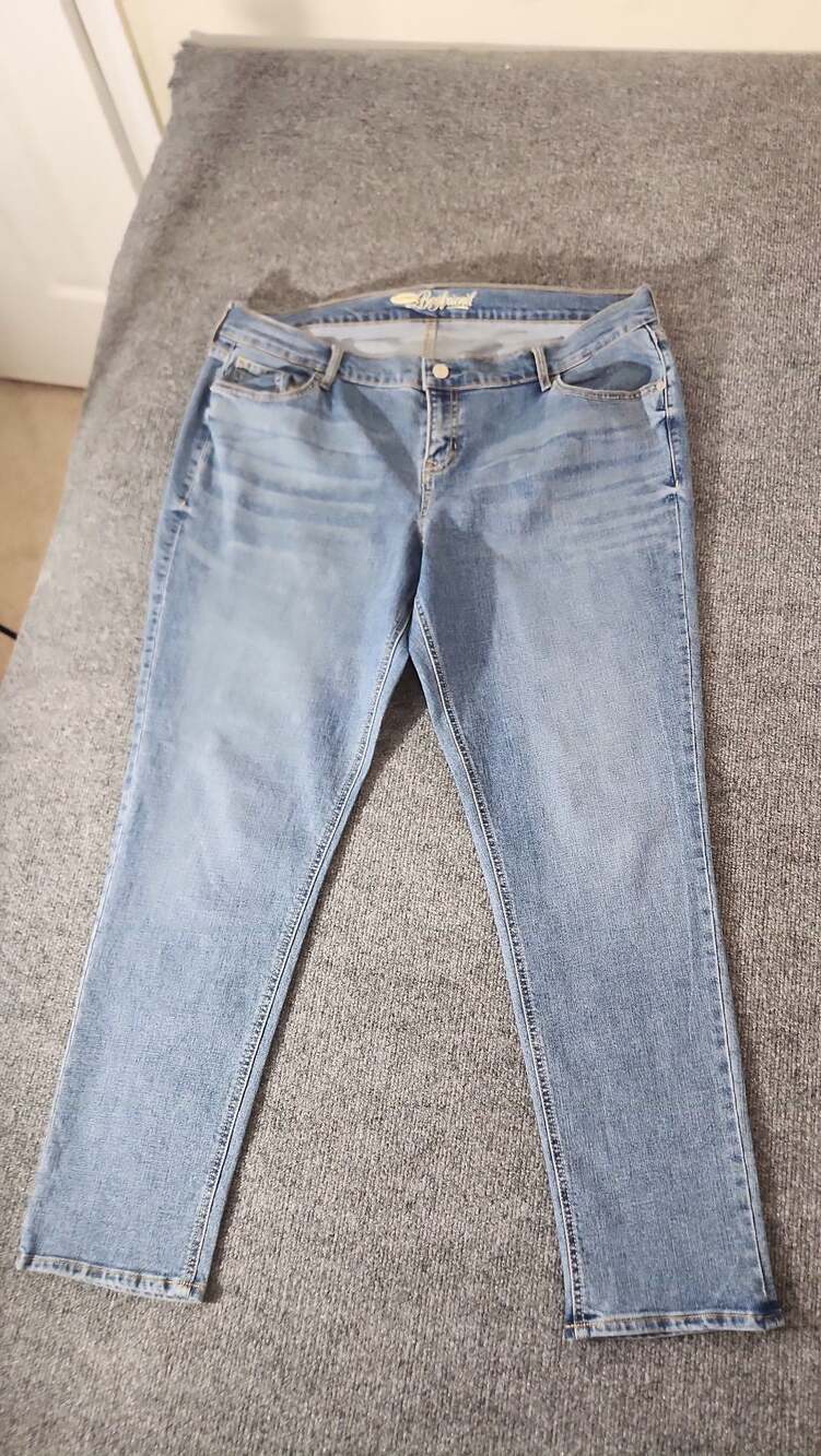 Old Navy Boyfriend Mid-Rise Light Wash Denim Jeans Size 14 Regular - Picture 9 of 12
